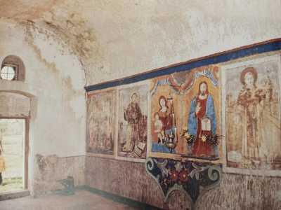 L�aula infatti, nel 1958, fu interamente ritoccata con smalto a tempera da Bartolino Fasano, pittore di Valenzano, il quale riadatt� anche i precedenti affreschi, storpiando le figure originarie. Attorno alle figure religiose furono realizzate delle fasce policrome con fregi e panneggi...(dal libro Bari sotto chiave a cura di N. Lavermicocca)